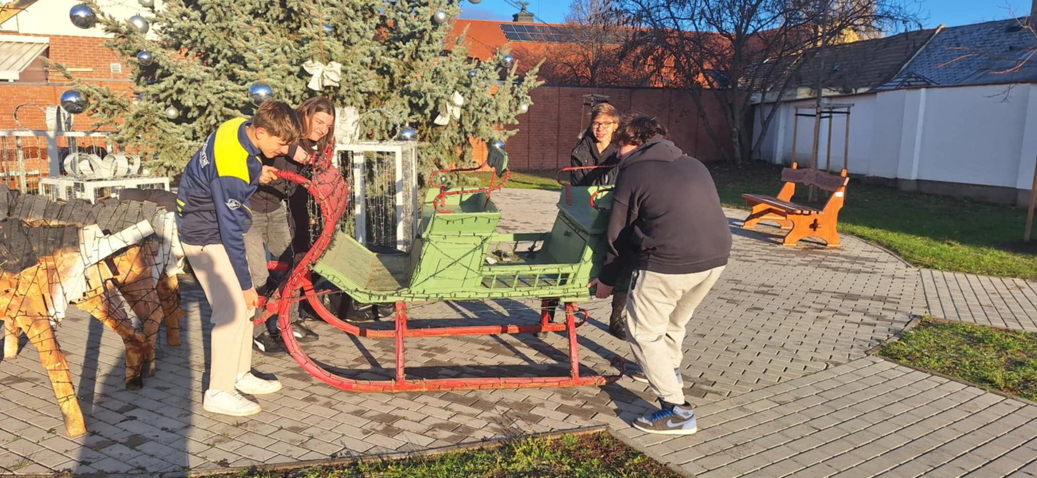 Székesfehérvári SZC Vajda János Technikum_Bicske adventi ünnepi díszítésének támogatása.jpg