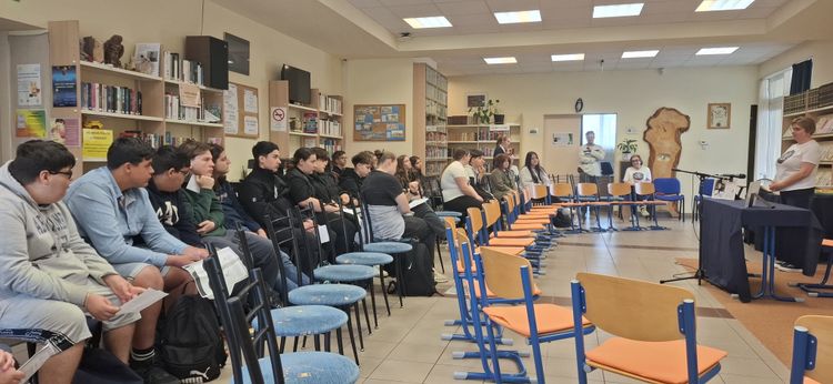 Janikovszky Éva 100 éve: Élő sorok, mosolyok és közös olvasás Bicskén